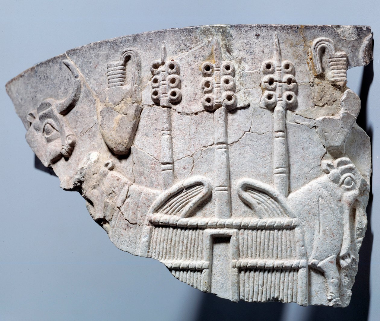 Mesopotamië: reliëf stabiele scène op een fragment van een vaas gesneden in de stijl van Uruk. Regio Sumer. 3300 v.Chr. Parijs, Louvre Museum door Mesopotamian School