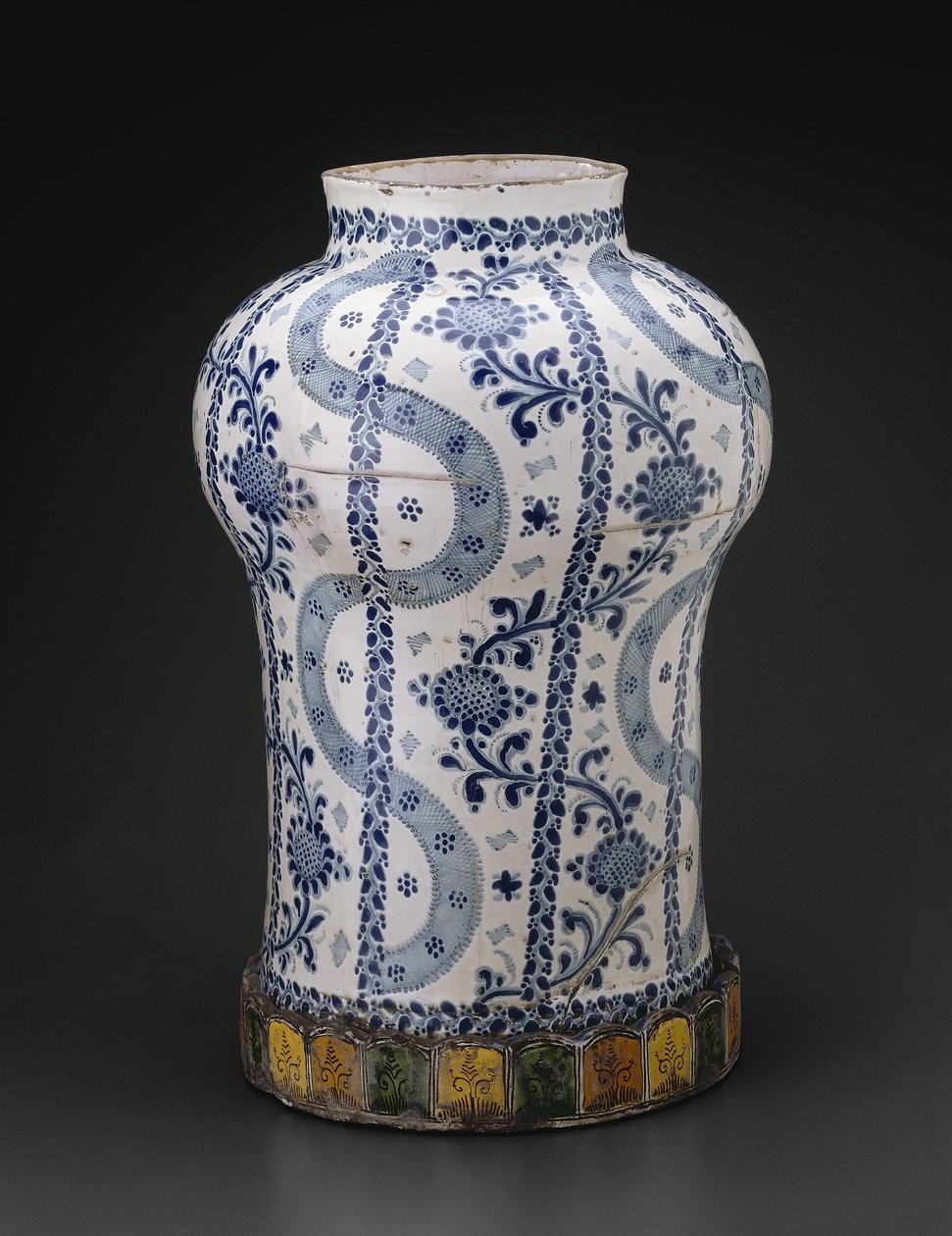 Pot met verticale stromende banden en wijnstokken met zonnebloemachtige bloemen, 1700-50 door Mexican School