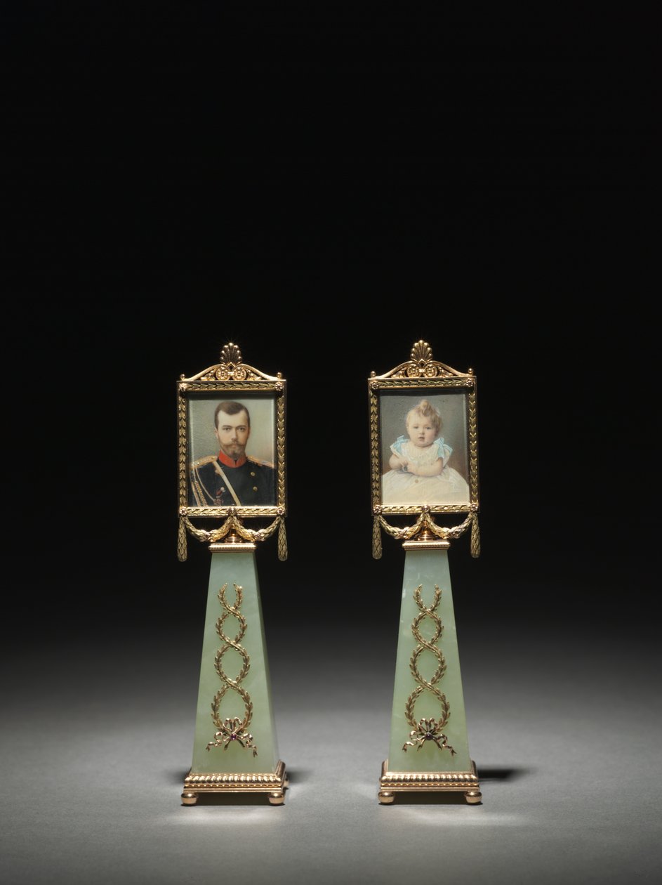 Ingelijste miniaturen: Portret van Tsaar Nicolaas II en Portret van Groothertogin Olga, firma van Peter Carl Fabergé door Michael Evlampievich Perkhin