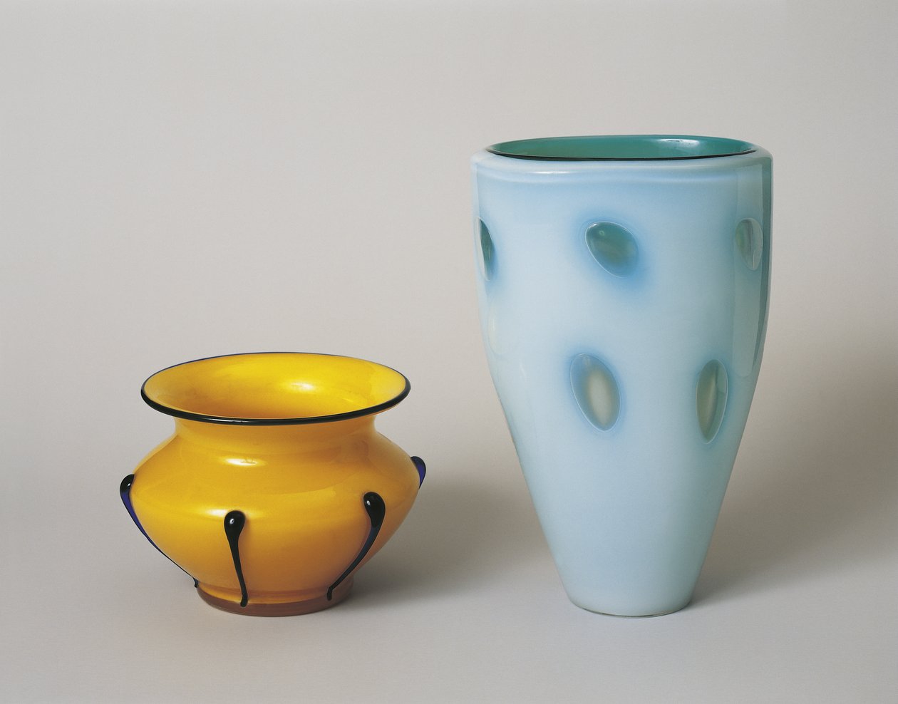 Close-up van twee vazen, Bohemen, Oostenrijk door Michael Powolny