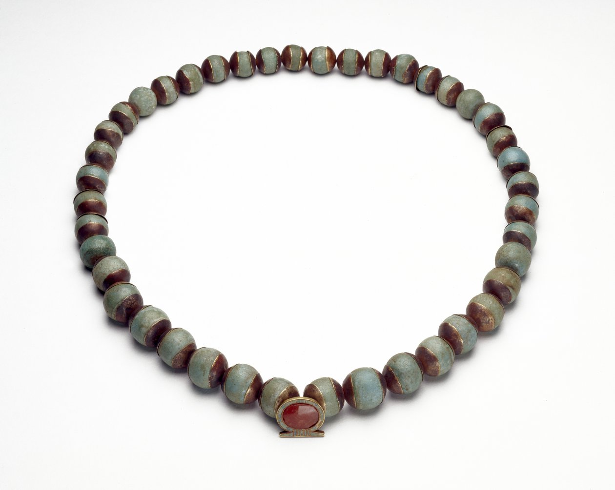 Faience cilinder en ketting met gouden, turquoise en carneool hanger in de vorm van een shen-ring, het teken voor eeuwigheid door Middle Kingdom Egyptian