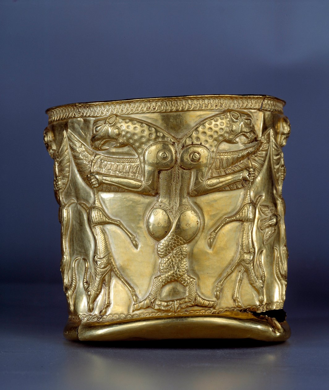Oude Oriëntaalse kunst: Elektrum beker die een monster met verstrengelde klauwen voorstelt, circa 1200 v.Chr. Uit Noord-Iran door Middle Elamite Period