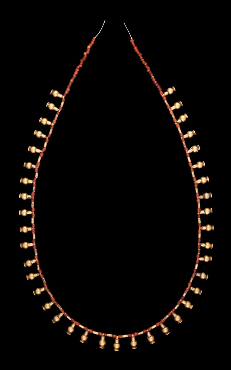 Gouden fleshangers met carneool kralenketting door Middle Kingdom Egyptian