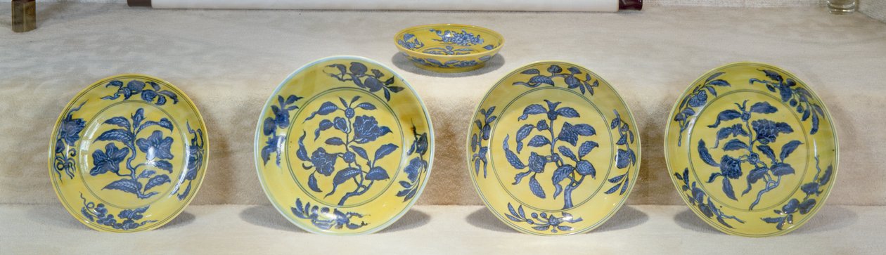 Gele schotels beschilderd in onderglazuur blauw, Ming-dynastie (keramiek) door Ming Dynasty Chinese School