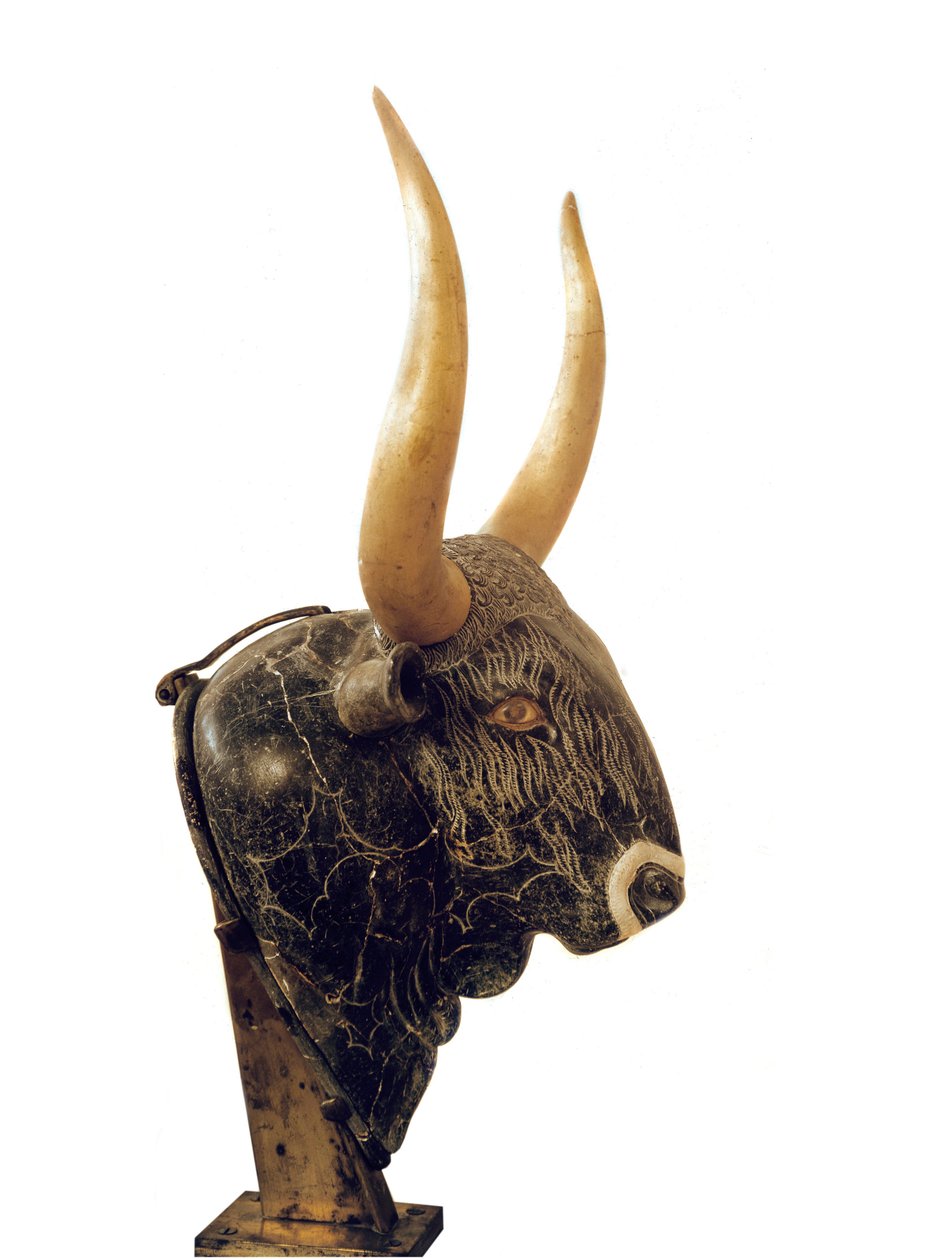 Minoïsche kunst: rhyton in de vorm van een stierenkop uit het Kleine Paleis van Knossos op Kreta. 1550-1500 v.Chr. Heraklion, Archeologisch Museum door Minoan