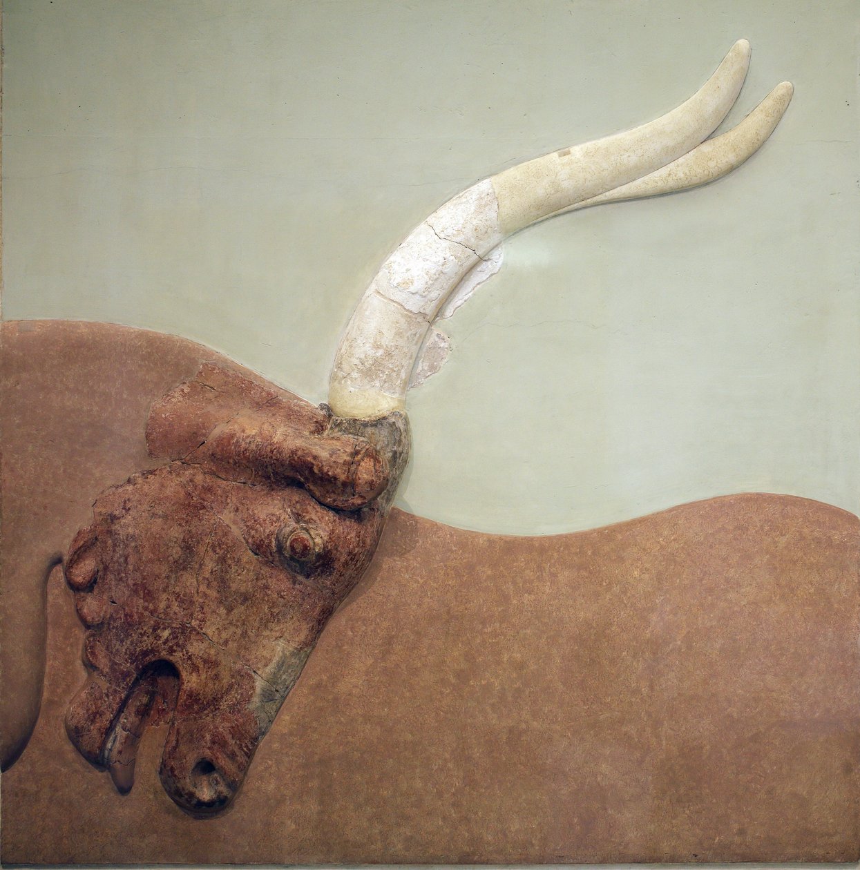 Minoïsche kunst. Fragment van een pleisterreliëffresco dat een gejaagde stier toont. Van het Minoïsche paleis in Knossos. 1600 - 1450 v.Chr. Archeologisch museum, Heraklion, Kreta door Minoan