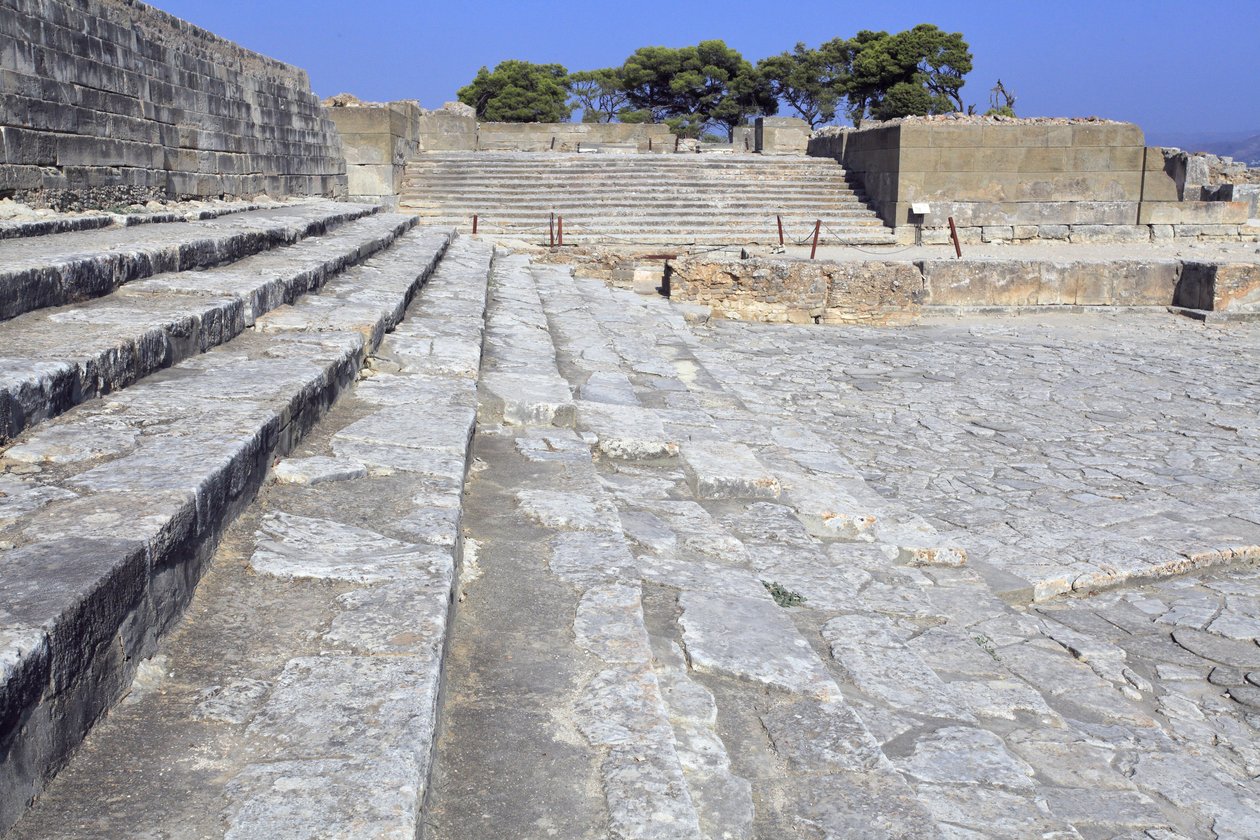 Minoïsche archeologische site van Phaistos. Het westelijke hof en het theatrale gebied. Grote geplaveide hof voor de gevel en de centrale ingang van het paleis (1900 -1700 v.Chr.). Deze hof speelde een belangrijke rol in het leven van de inwoners door Minoan