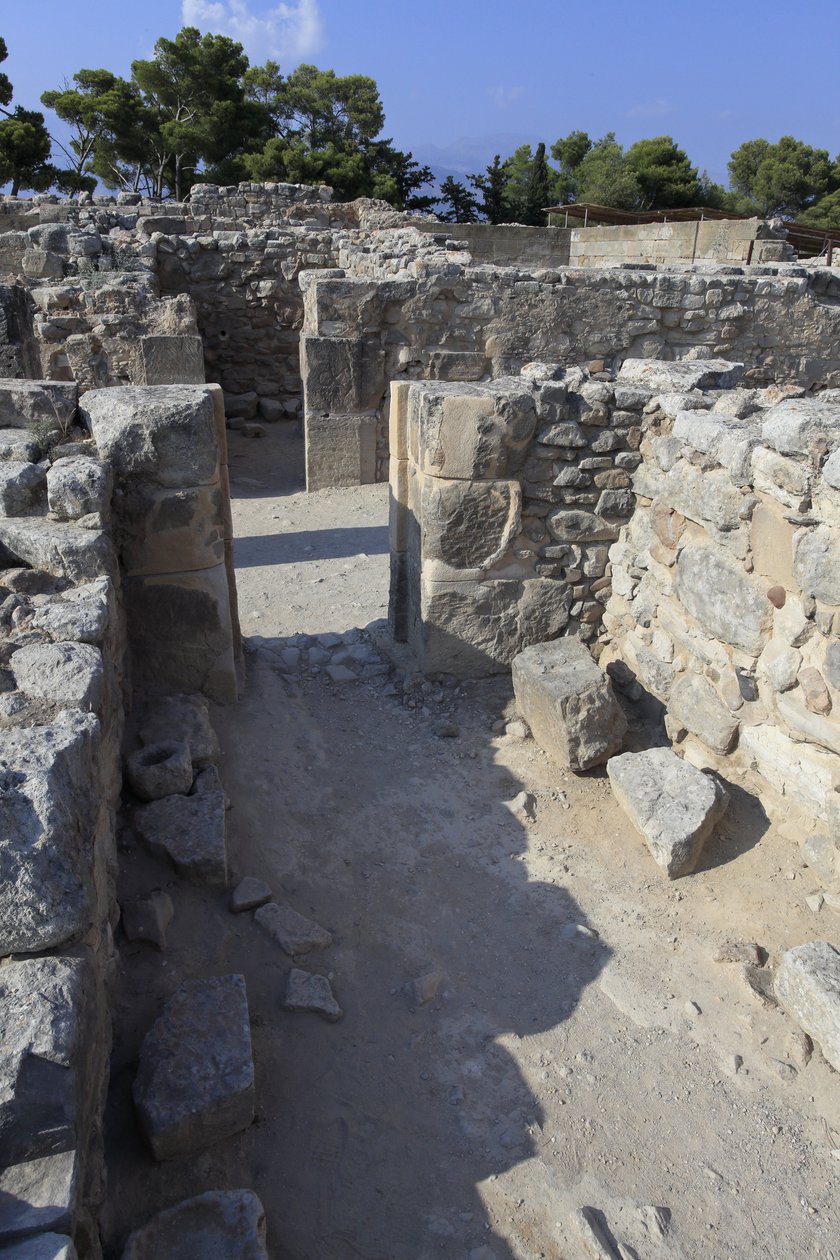 Minoïsche archeologische site van Phaistos. De westelijke magazijnen. Groot complex van de paleisopslagruimtes. Uitzicht over enkele van de 11 magazijnen waarin de goederen van het paleis werden opgeslagen (1900-1700 v.Chr.) Phaistos, Kreta. door Minoan