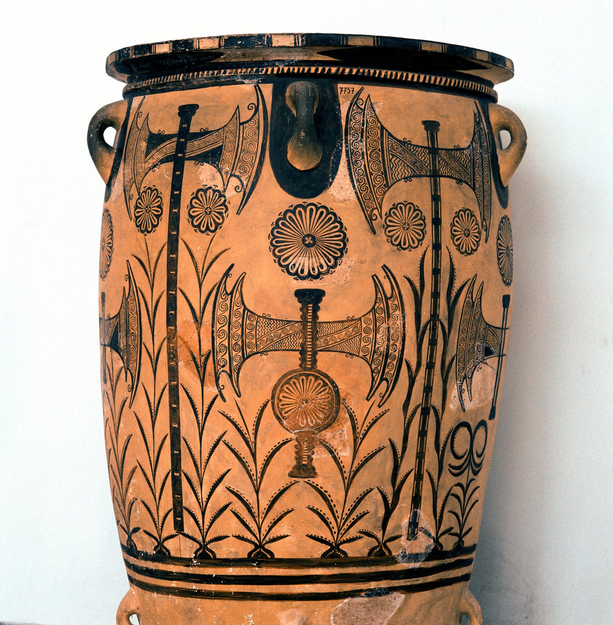 Minoïsche kunst: terracotta vaas uit de Neopalatiale periode versierd met symbolen van de goden en voorstellingen van de hemel en de aarde, evenals de dubbele bijl, symbool van de Kretenzische beschaving. Van Knossos (Cnossos) Heraklion, Archeologisch Muse door Minoan