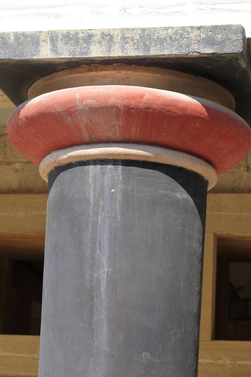 Minoïsche archeologische site van Knossos. Detail van een kolom van de Hal van de dubbele bijlen en het koningin megaron van het paleis van koning Minos. Knossos, Kreta door Minoan