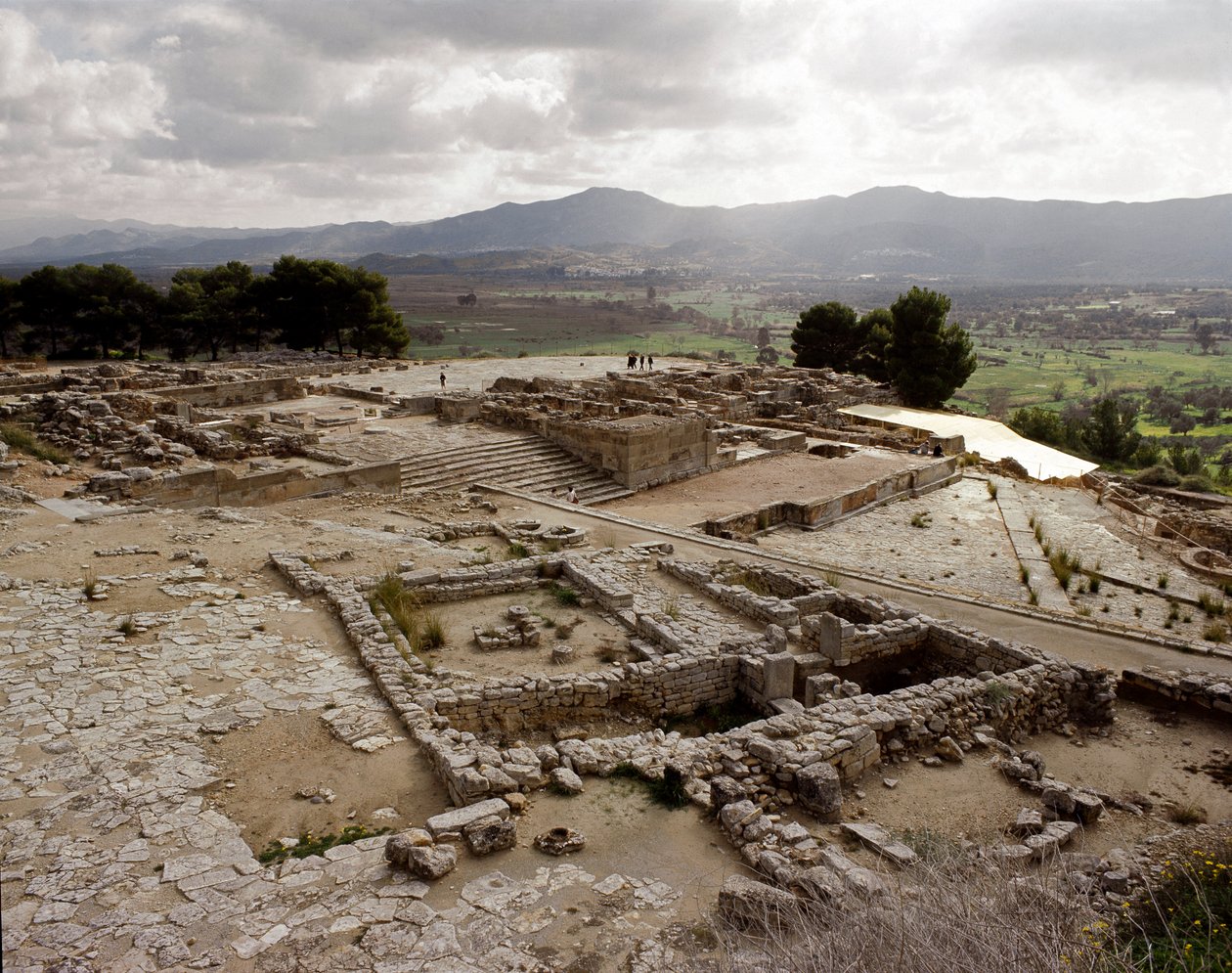 Zicht op de ruïnes van Phaistos, 2700-1200 v.Chr. door Minoan