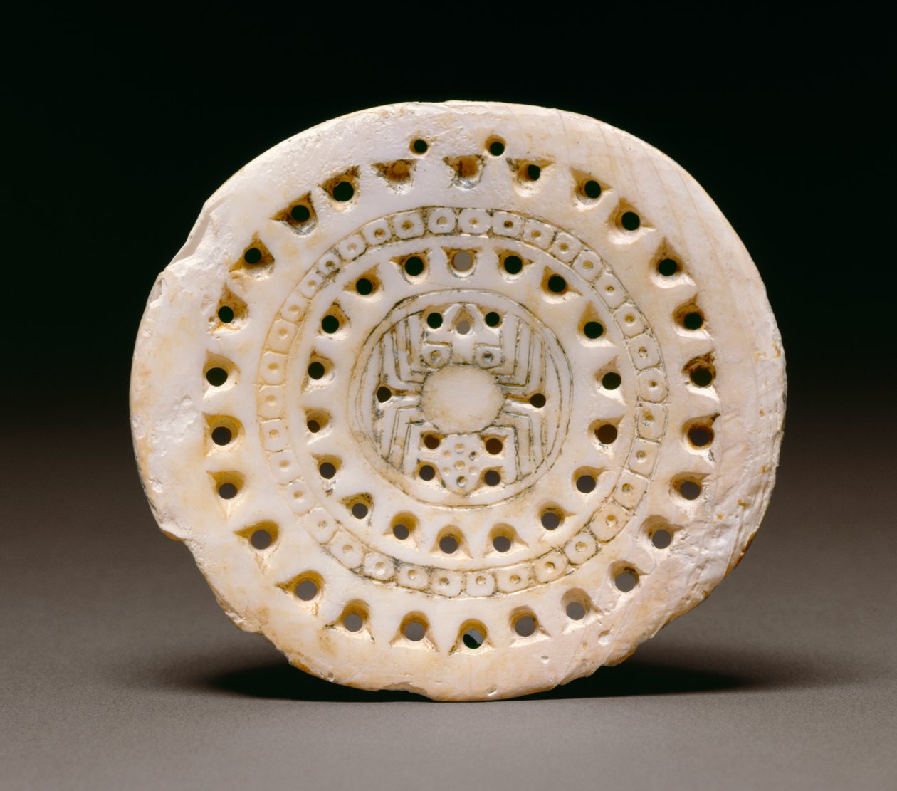 Spinmotief gorget, Dallas, 1300-1500 door Mississippian culture