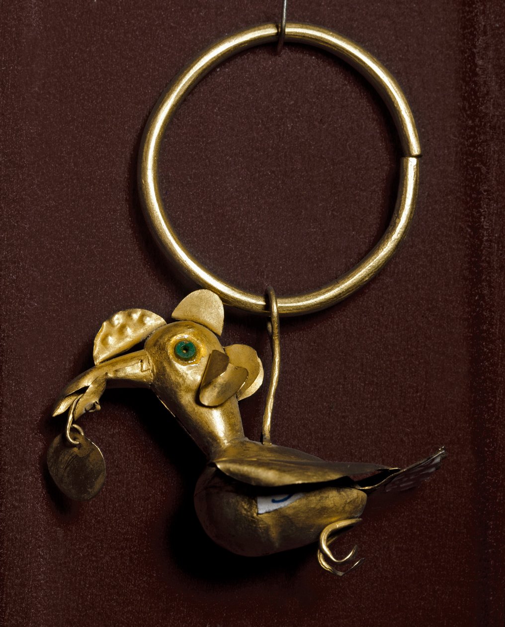 Precolumbiaanse kunst, Mochica cultuur: oorbel met vogel in goud door Moche Moche