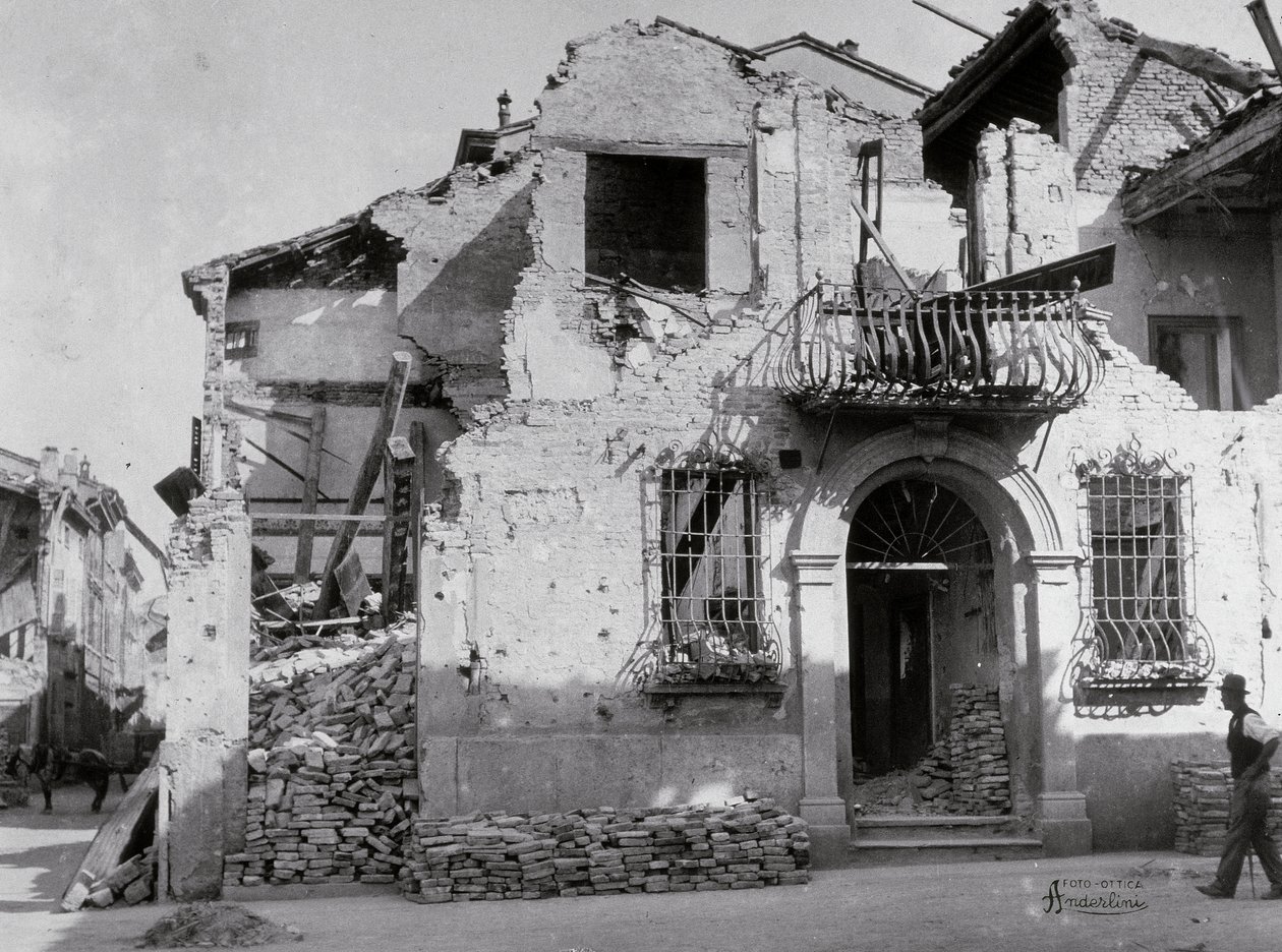 De bombardementen van Sermide: een huis ernstig beschadigd tijdens de Tweede Wereldoorlog door Modestino Baldinetti