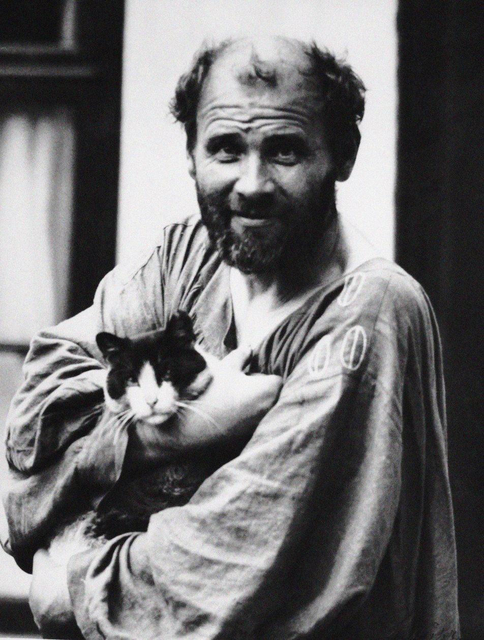 Gustav Klimt met een kat door Moritz Nähr
