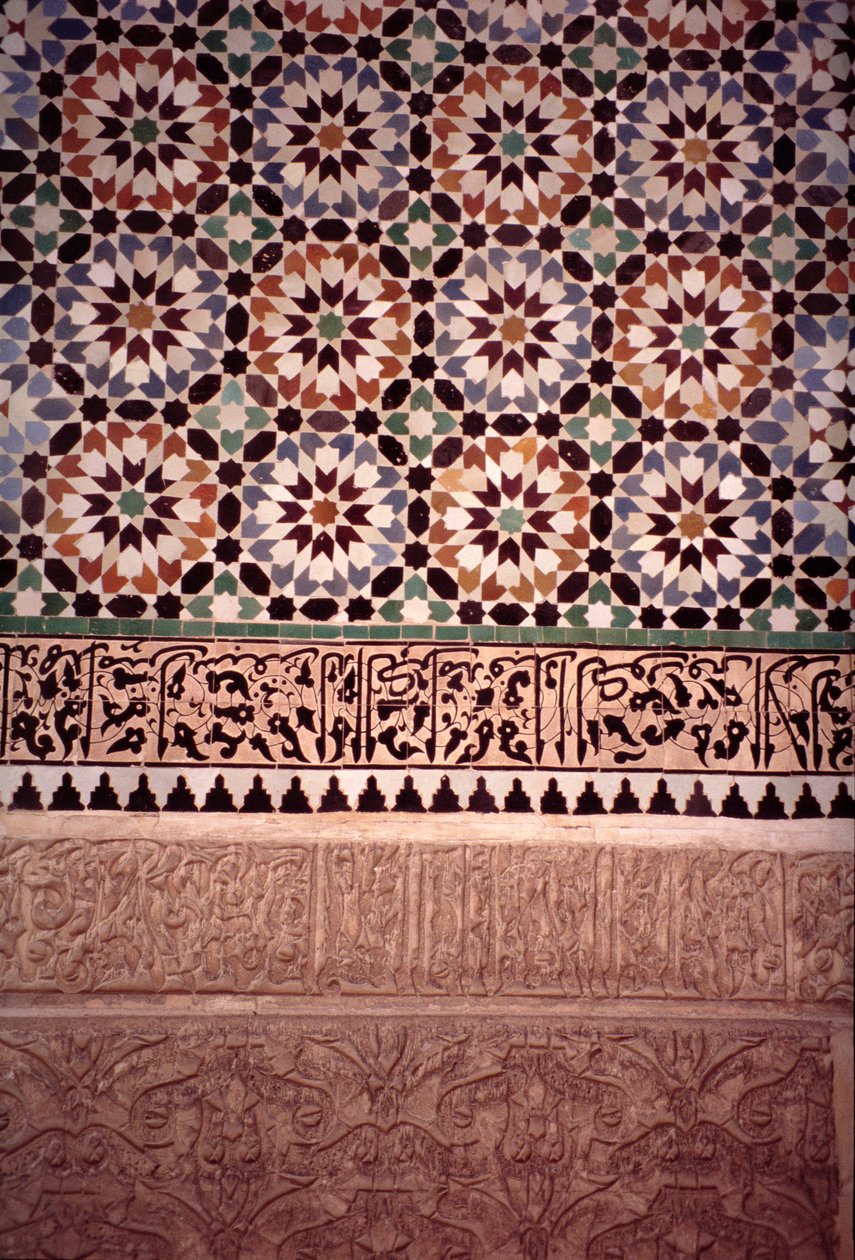 De onderste muur van de hoofdbinnenplaats, gebouwd door de Saadiërs in 1565 door Moroccan School