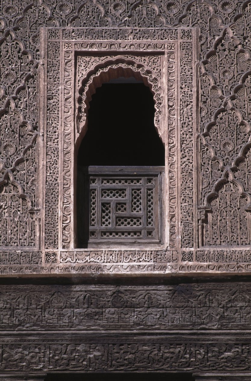 Uitzicht op een raam in de binnenplaats van de Ali ben Youssef Medersa, gebouwd door de Saadiërs in 1565 door Moroccan School