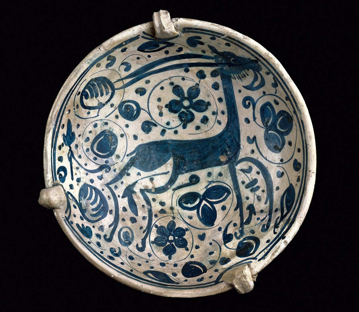 Mudéjar kunst: keramische beker azul, versierd met een hert van Paterna, Manises (Hispano-Moorse stijl). 14e of 15e eeuw. Barcelona, Barcelona Keramiekmuseum, Spanje door Mudejar School