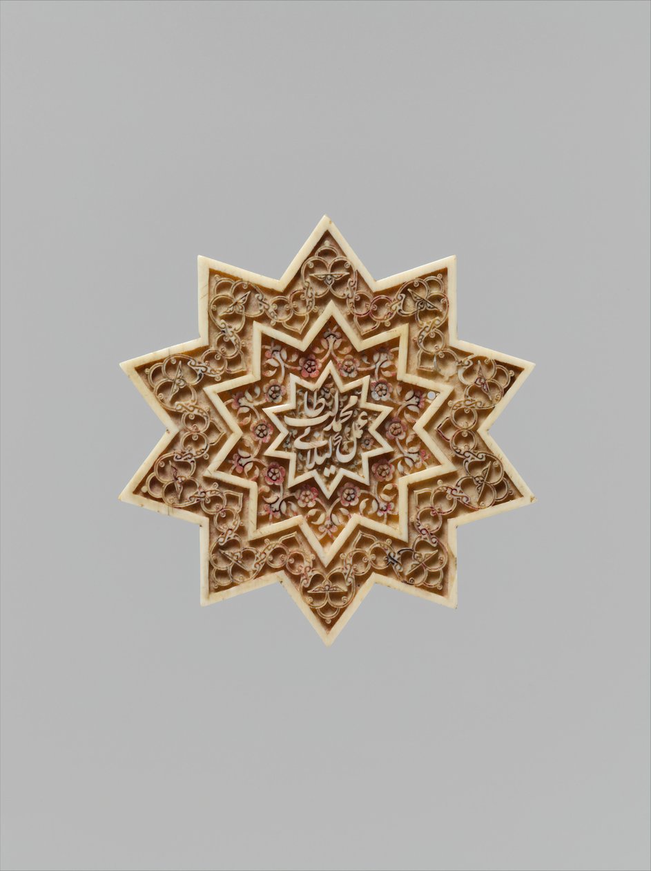 Stervormige plaquette, Iran, eerste helft 16e eeuw door Muhammad Talib Gilani
