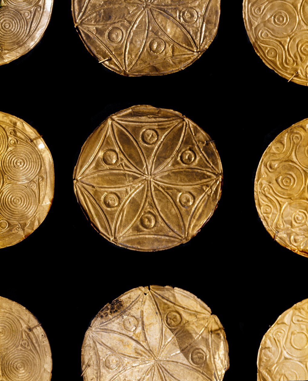Myceense kunst: gouden ceremoniële schijven gebruikt om kleding te versieren uit graf III, Mycene door Mycenaean