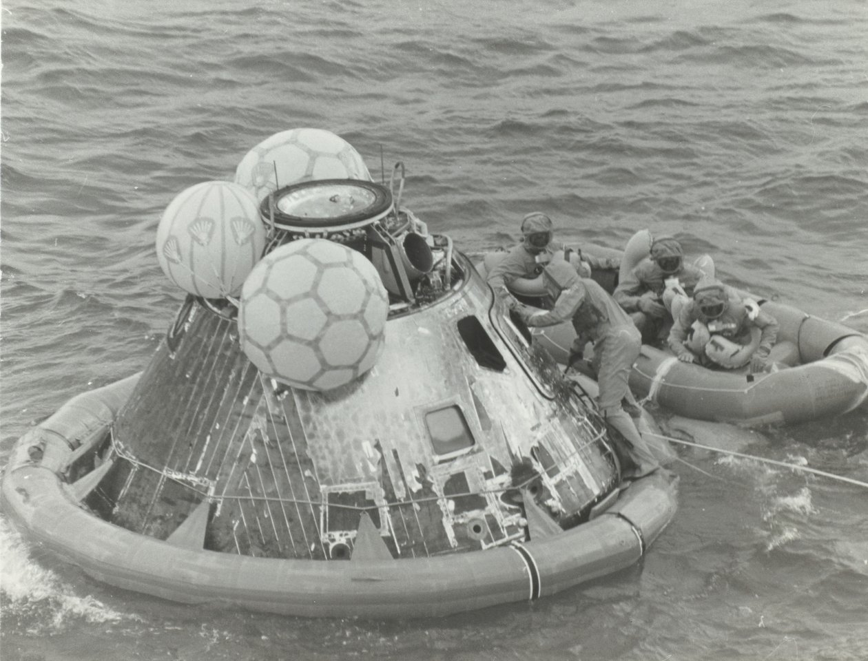 [Astronauten in Reddingsboot na Apollo 11 Splashdown], 1969 door NASA Images