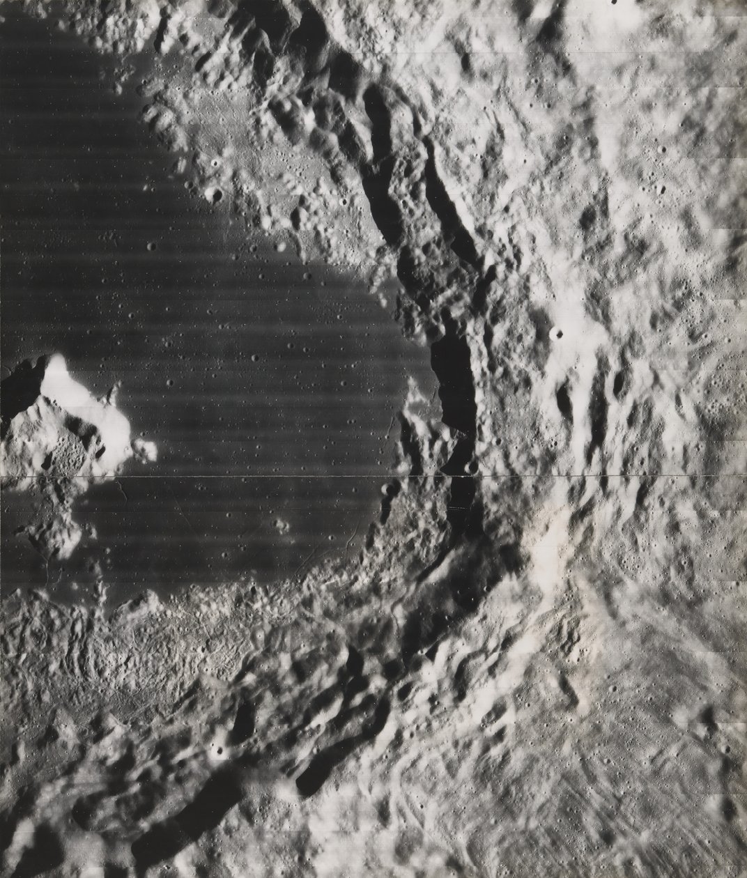 Achterkant van de maan bij Apolune, 1967 door NASA Images
