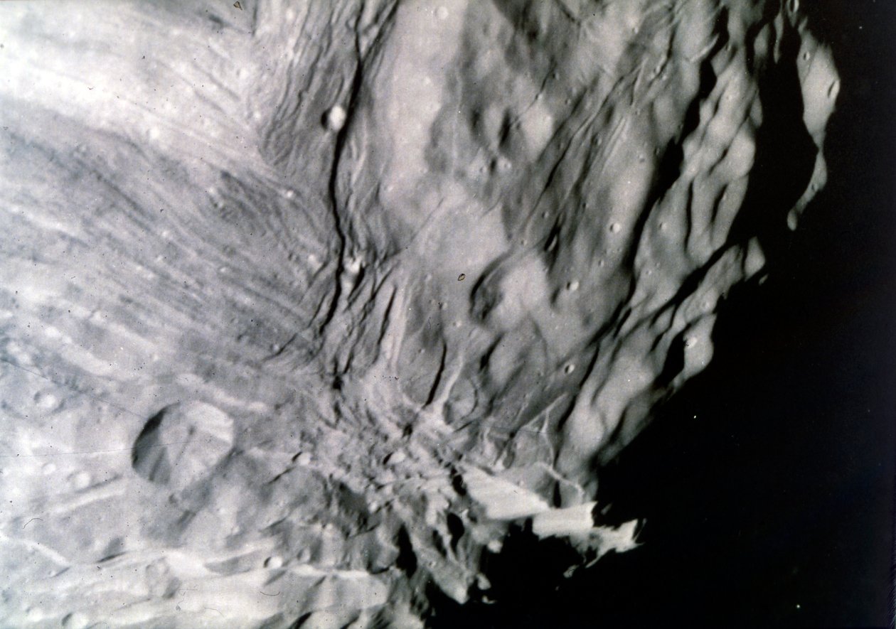 Miranda, een van de Manen van Uranus, gezien vanaf Voyager 2 door NASA Images