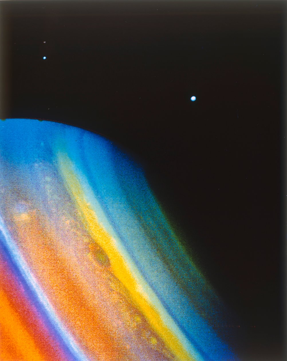 Saturnus en zijn maan Dione, gezien vanaf het Voyager 2-ruimtevaartuig door NASA Images