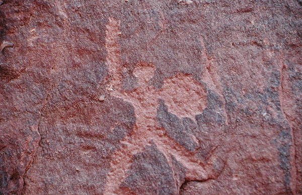 Rotstekening van de zijkant van een klif door Nabatean