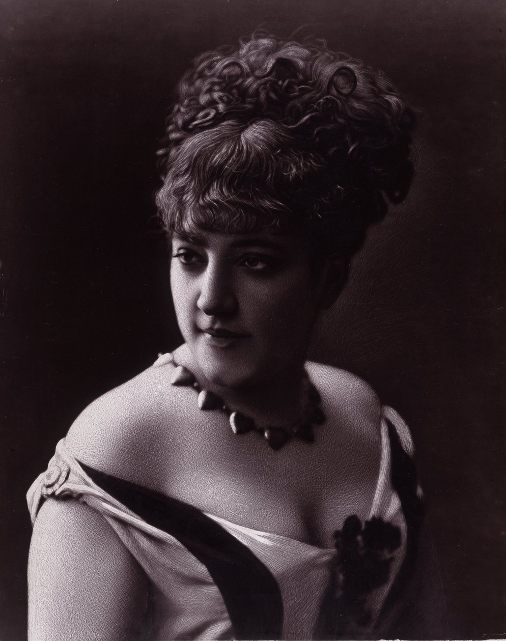 Portret van een vrouw. Gezicht van een vrouw met een decolleté en een ketting met hartvormige hangers door studio of Nadar