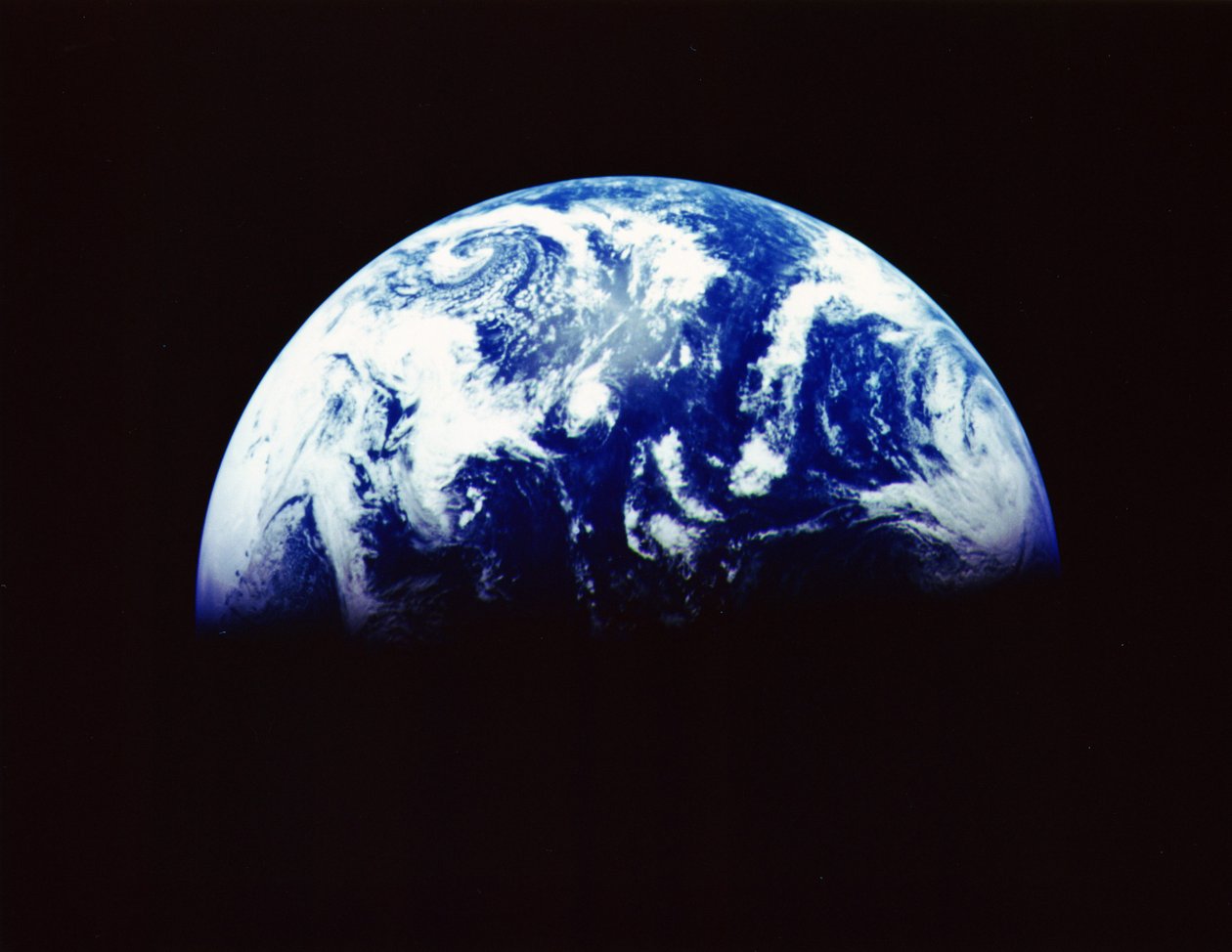 Aarde vanuit de ruimte gefotografeerd door ruimtesonde Galileo 11, december 1992 vanaf een afstand van 1,9 miljoen km (1,2 miljoen mijl). Antarctica, onderaan, en dageraad boven de Stille Oceaan. door National Aeronautics and Space Administration National Aeronautics and Space Administration