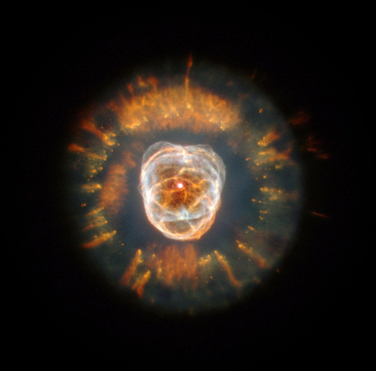 Eskimo-nevel, een planetaire nevel, ontdekt door William Herschel in 1787. In 2000 beeldde de Hubble-telescoop de nevel af die complexe gaswolken vertoont die nog niet volledig begrepen zijn. door National Aeronautics and Space Administration National Aeronautics and Space Administration