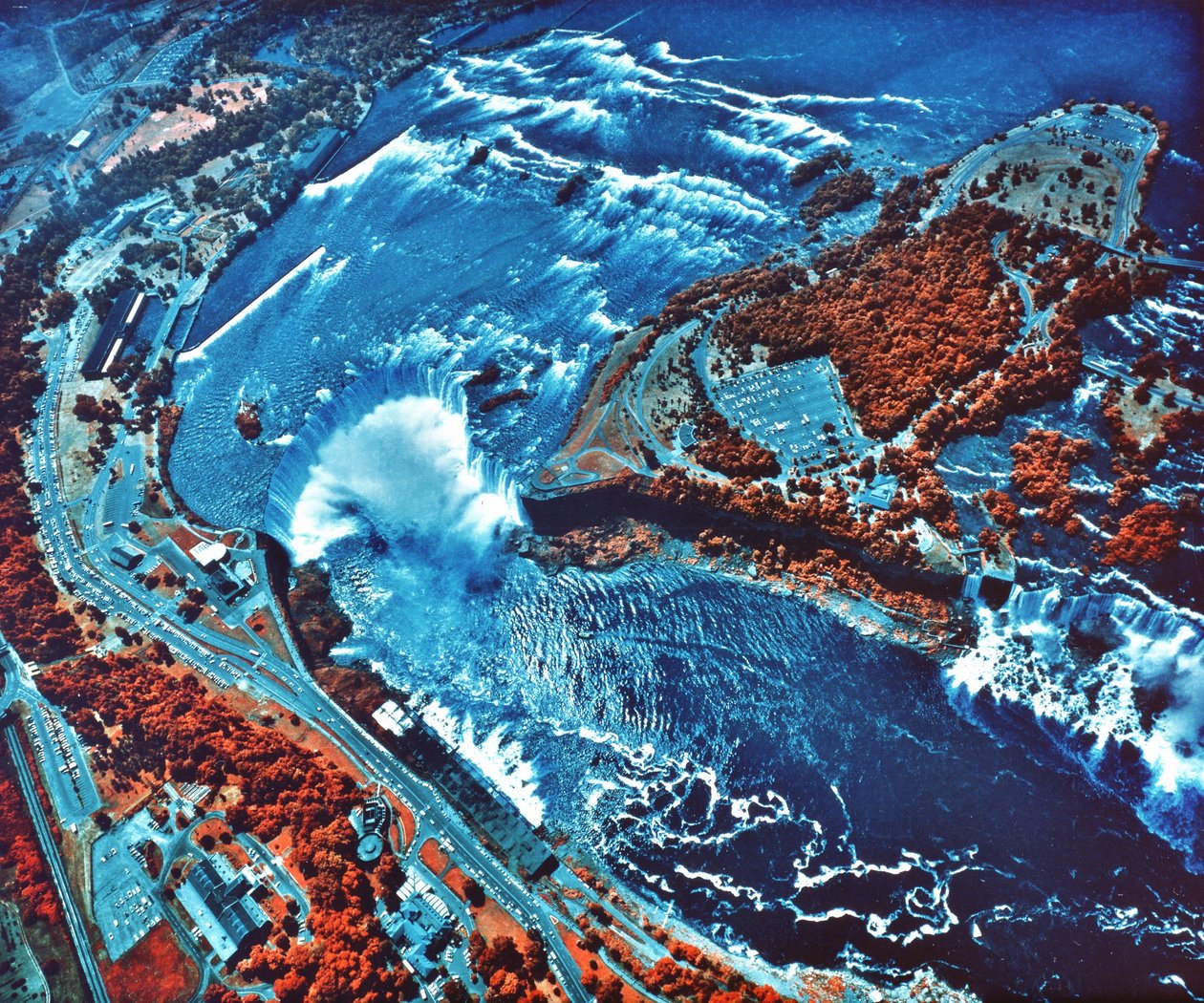 Infraroodfoto van de Niagara-watervallen genomen vanuit NASA Earth Survey 2-vliegtuig. door National Aeronautics and Space Administration National Aeronautics and Space Administration