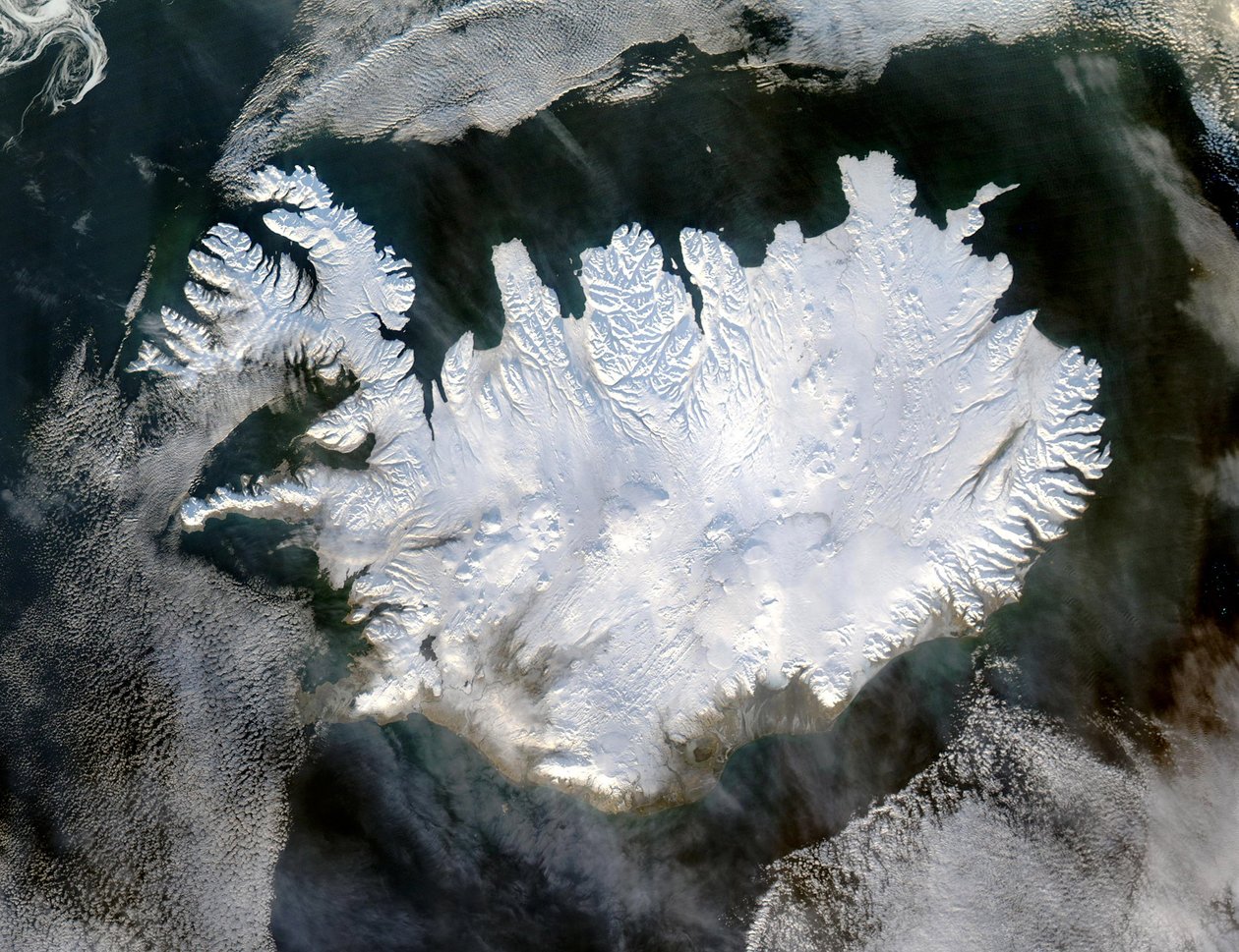 Satellietbeeld van IJsland op 28 januari 2004, bedekt met een deken van sneeuw en ijs die de permanente gletsjers en ijskappen die het hele jaar door bestaan, verbergt. door National Aeronautics and Space Administration National Aeronautics and Space Administration