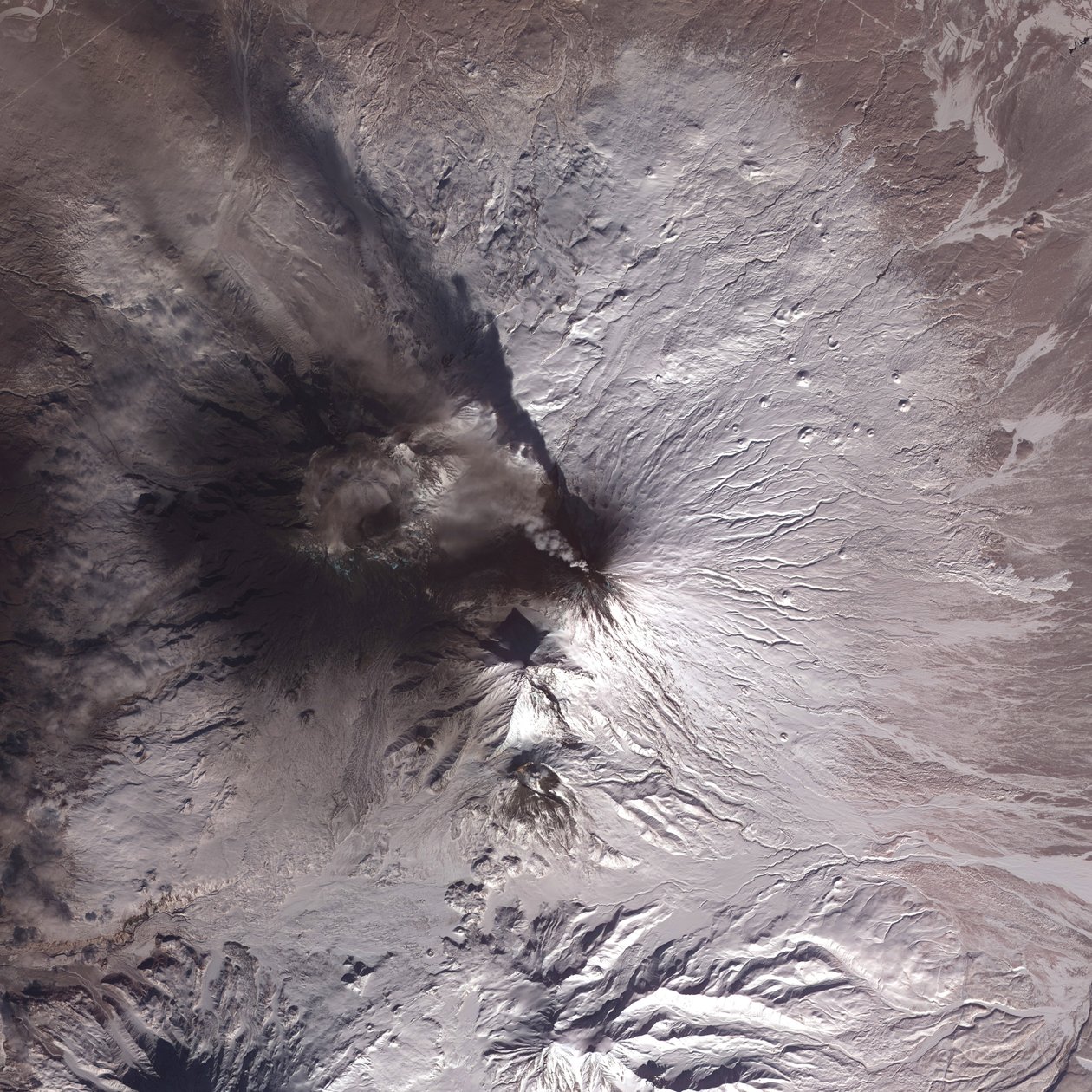 Satellietbeeld van de uitbarsting van de Kliuchevskoi of Klyuchevskaya Sopka vulkaan, Kamtsjatka-schiereiland, Rusland, 2010. Is bijna continu actief geweest sinds de eerste geregistreerde uitbarsting in 1697. door National Aeronautics and Space Administration National Aeronautics and Space Administration