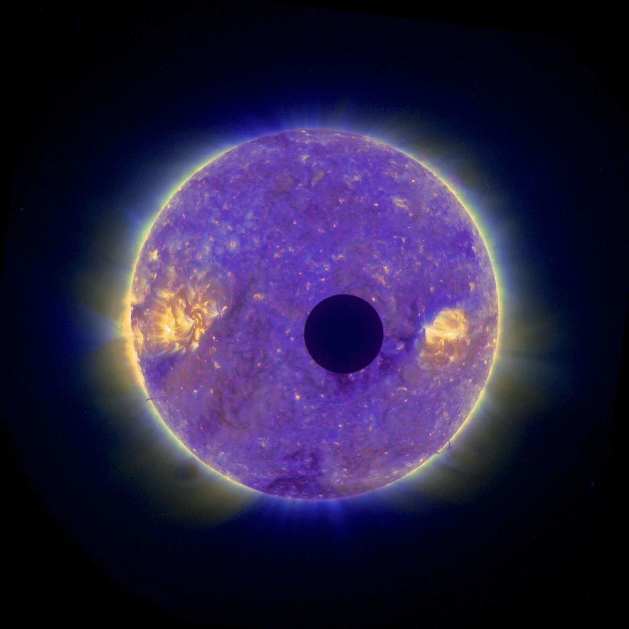 Zonsverduistering: Maan die voor de zon langs gaat op 25 februari 2007, toont de zonnecorona. Beeld genomen vanuit de ruimte door de STEREO-B. door National Aeronautics and Space Administration National Aeronautics and Space Administration