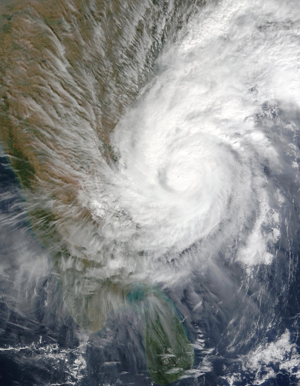 Zuidoostelijke Indiase staat Andhra Pradesh getroffen door tropische cycloon 03B in begin 16 december 2003. De stormwinden, zware regenval en koele temperaturen dwongen bijna 20.000 mensen hun huizen te ontvluchten. door National Aeronautics and Space Administration National Aeronautics and Space Administration