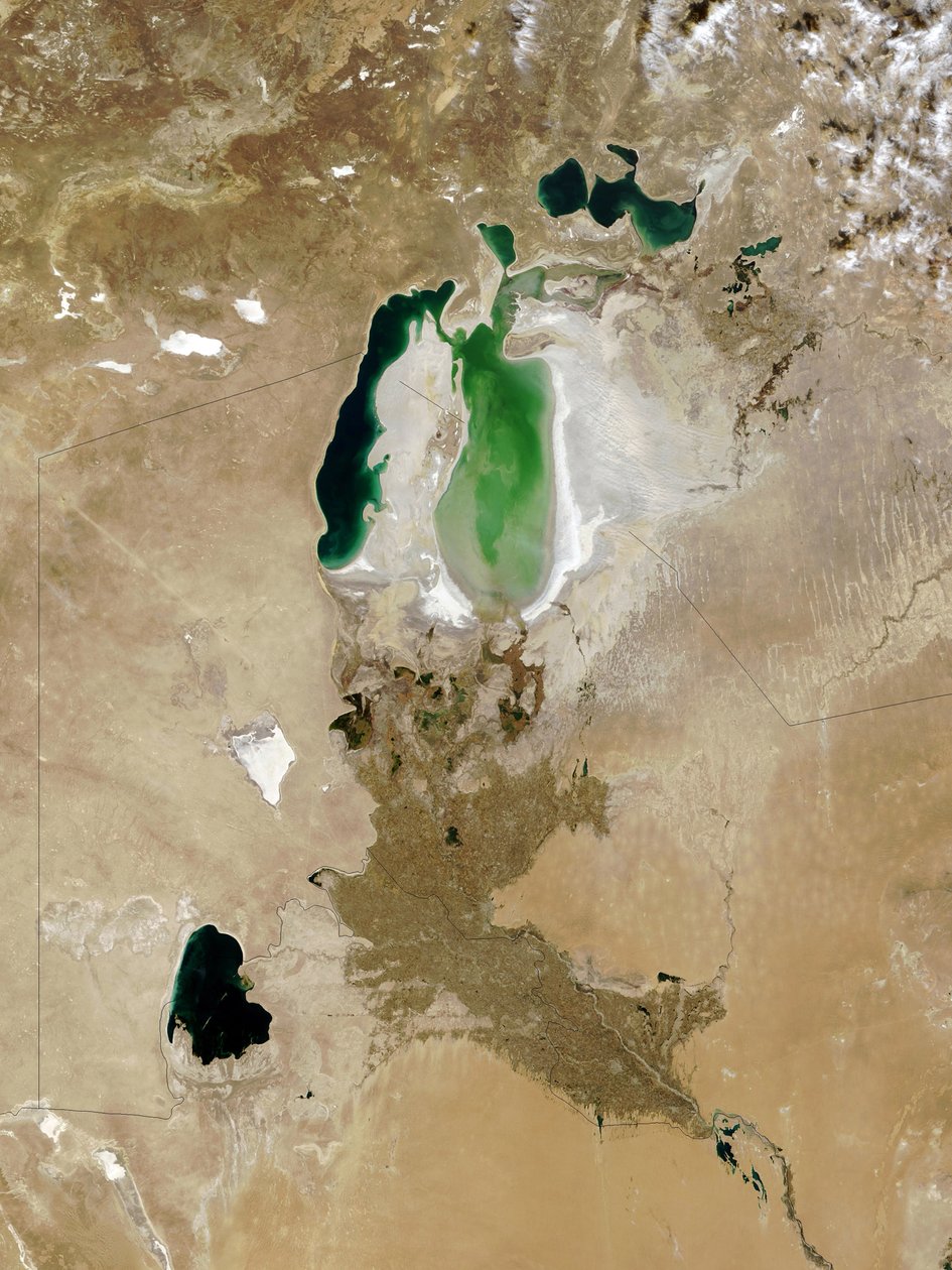 De Aralzee, oktober 2008. Ooit de vierde grootste binnenzee, in zuidelijk Kazachstan en noordelijk Oezbekistan is het verdeeld in drie waterlichamen. De belangrijkste oorzaak van de krimp is de omleiding van water. door National Aeronautics and Space Administration National Aeronautics and Space Administration