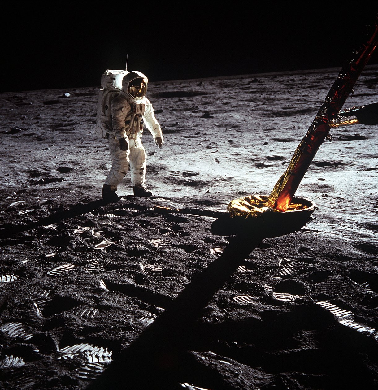 Buzz Aldrin bij het been van de maanmodule, Apollo II missie, juli 1969 door Neil Armstrong