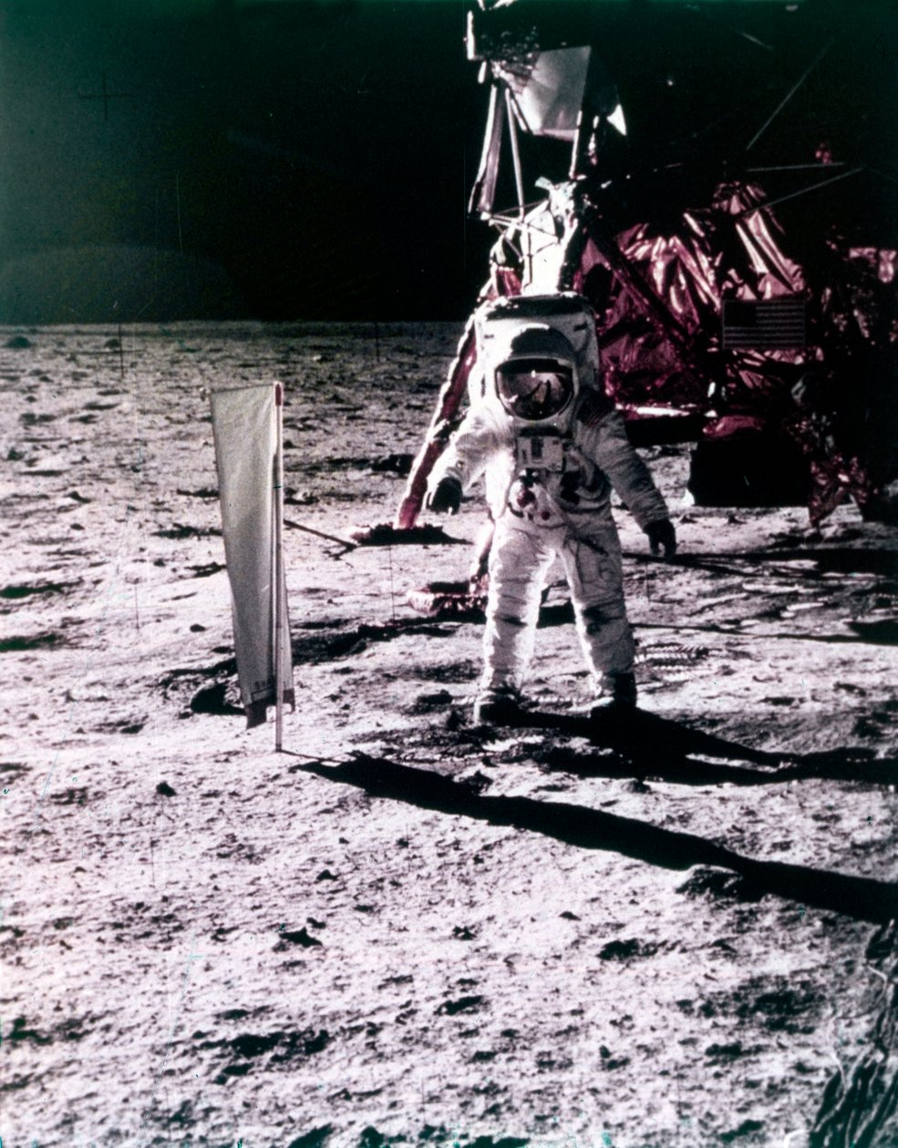 Buzz Aldrin plaatst zonnecollector op het oppervlak van de Maan, Apollo 11 missie, juli 1969 door Neil Armstrong
