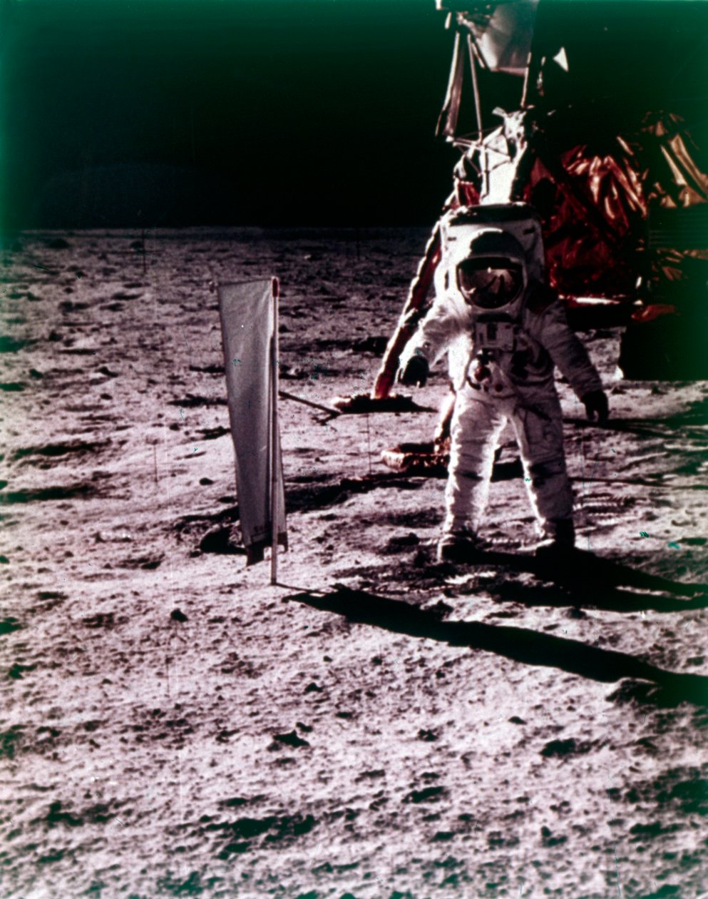 Buzz Aldrin zet zonnecollector op het maanoppervlak, Apollo 11 missie, juli 1969 door Neil Armstrong