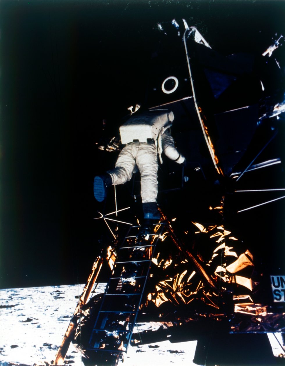 Buzz Aldrin daalt af van de Lunar Module, Apollo II missie, juli 1969 door Neil Armstrong