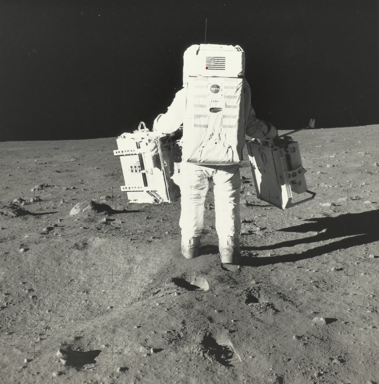 Buzz Aldrin op de maan met onderdelen van het vroege Apollo-wetenschappelijke experimentenpakket, 1969 door Neil Armstrong