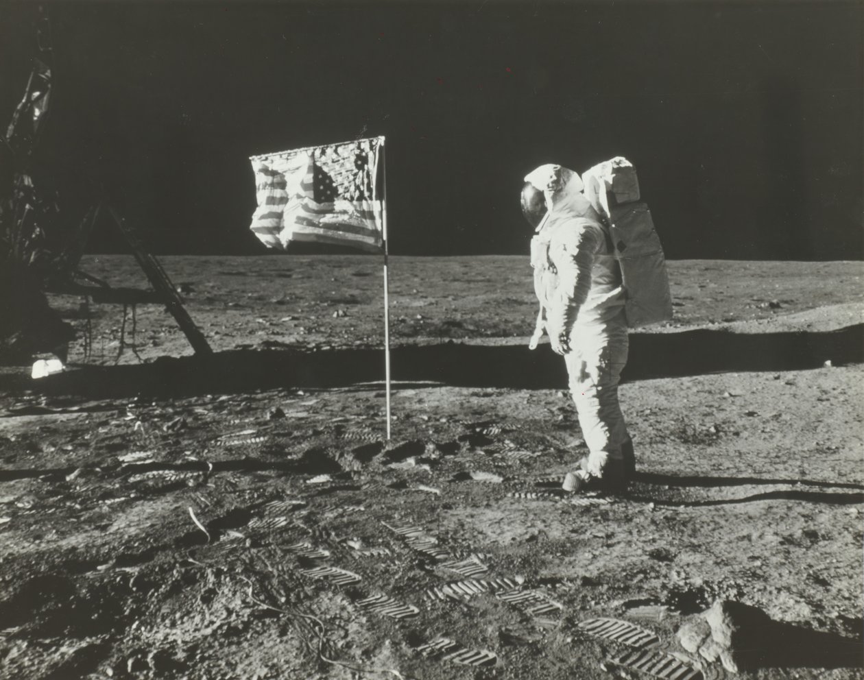 Buzz Aldrin op de maan met de Amerikaanse vlag, 1969 door Neil Armstrong