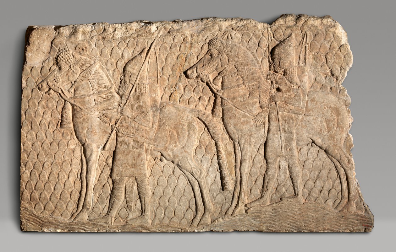 Reliëffragment: ruiters langs een stroom in bergachtig terrein, ca. 704-681 v.Chr. door Neo Assyrian