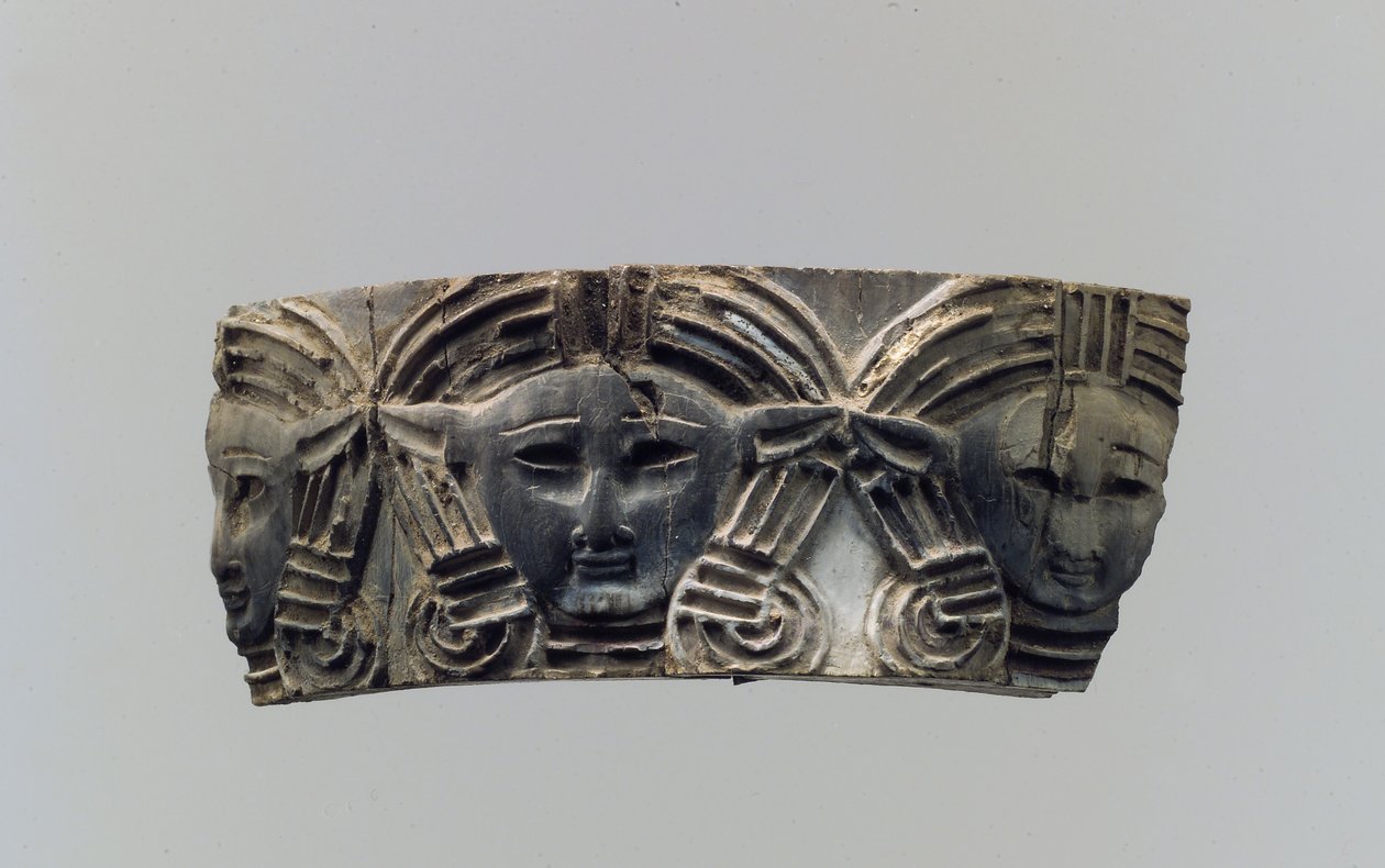 Cloisonné meubel- of cosmetica doosplaat met drie frontale hoofden door Neo Assyrian