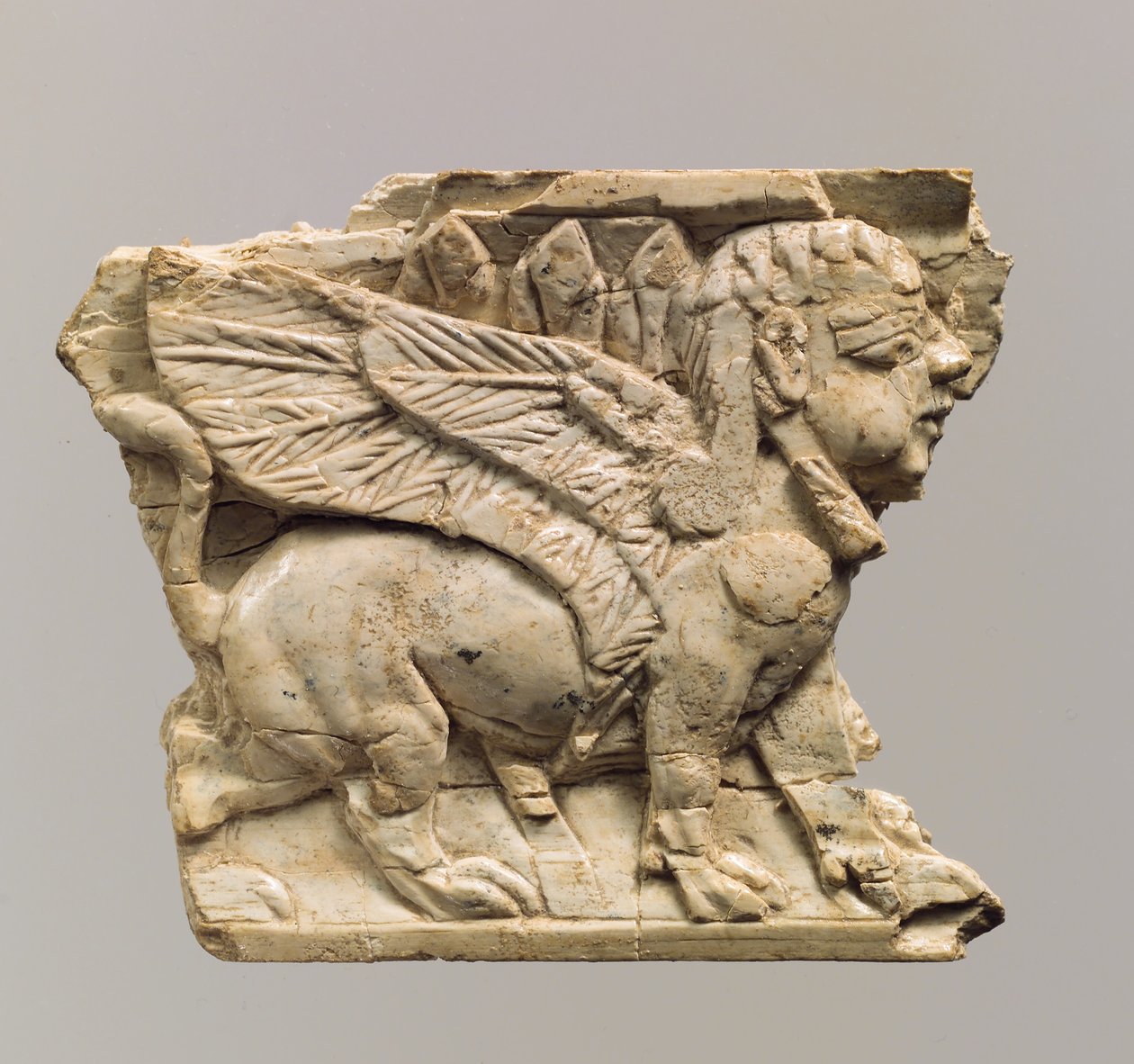 Meubelplaat gesneden in reliëf met sfinx, c.9e-8e eeuw v.Chr. door Neo Assyrian