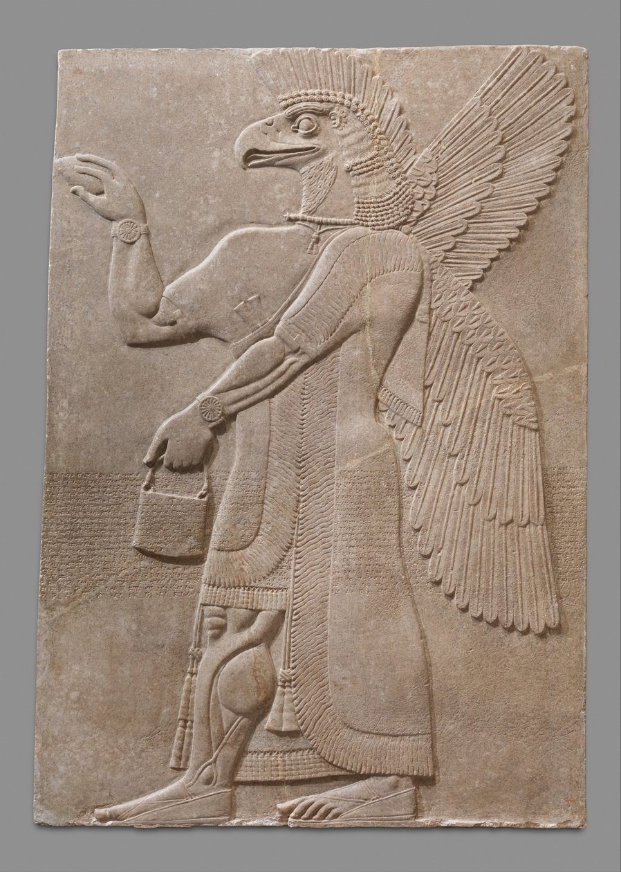 Reliëfpaneel van gevleugelde adelaar-hoofdige bovennatuurlijke figuur door Neo Assyrian