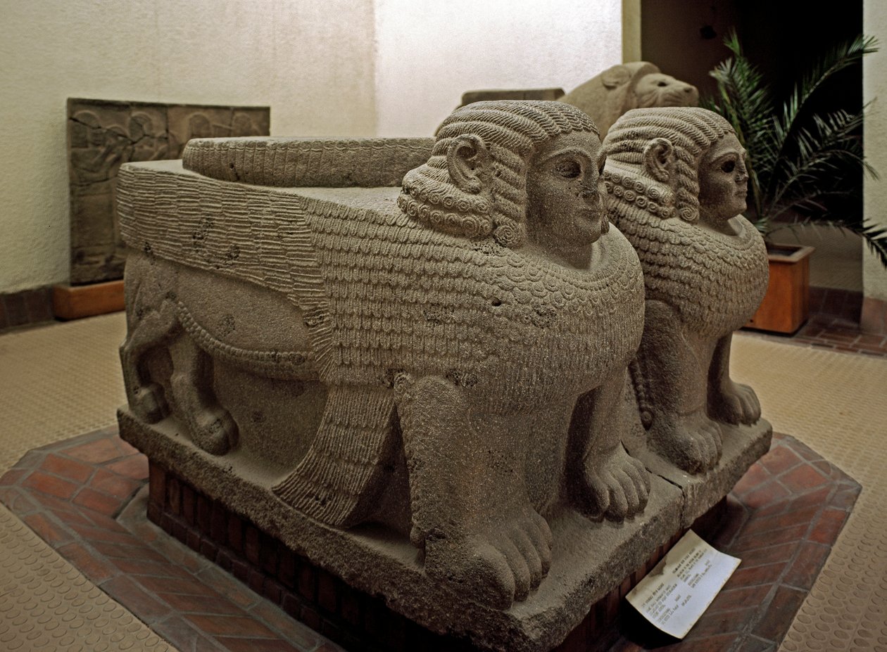 Neo-Hettitische kunst: basis van een basaltkolom versierd met sfinx. Van de site van Samal (huidig Sam