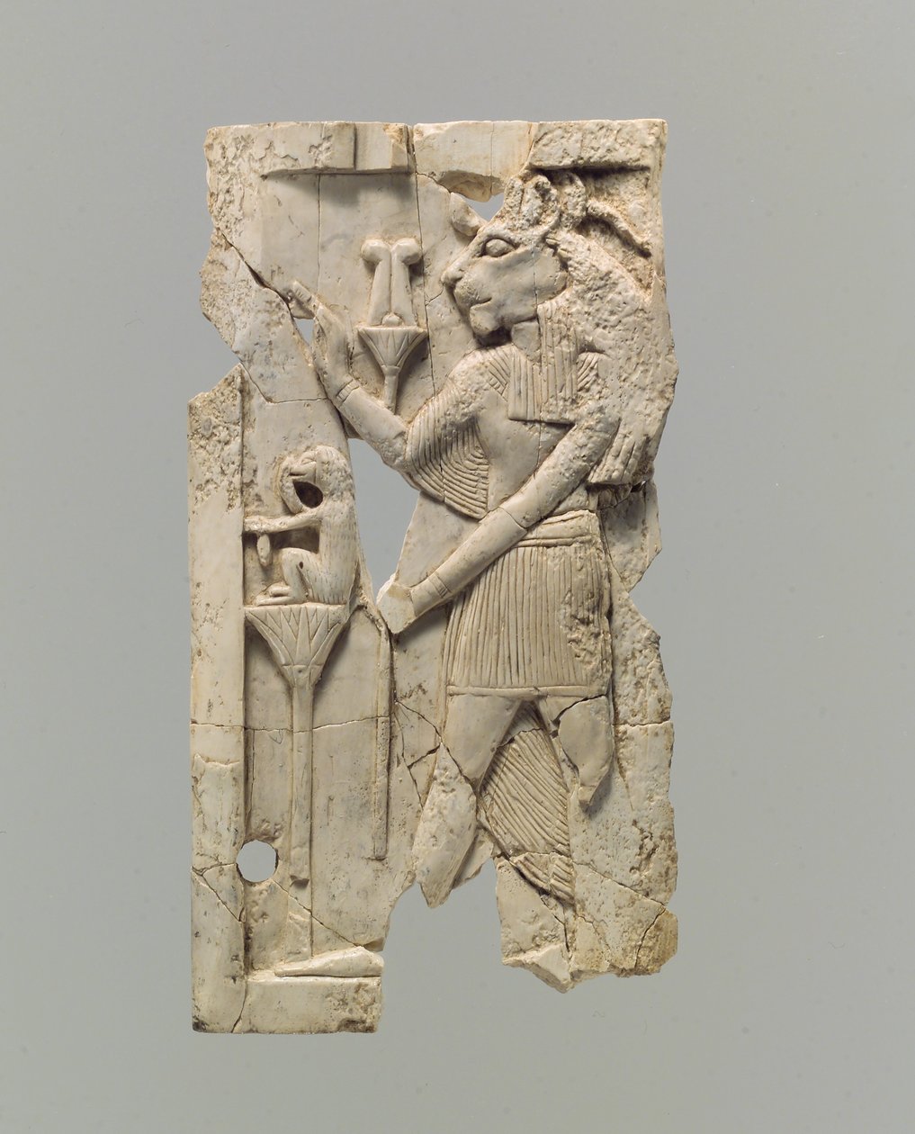 Meubelplaat met reliëf van een leeuwenkopfiguur door Neo Assyrian